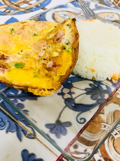 Una foto de Omelette de Verduras, Queso, Jamón y Vienesas