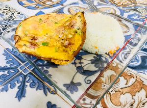 Una foto de Omelette de Verduras, Queso, Jamón y Vienesas