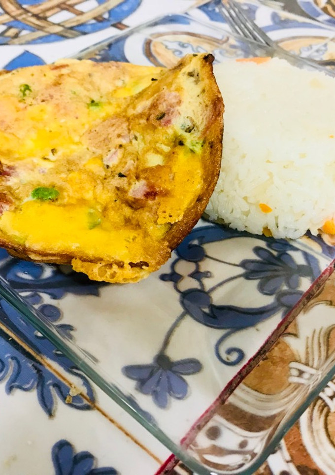 Una foto de Omelette de Verduras, Queso, Jamón y Vienesas