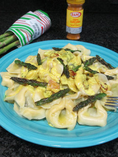 Una foto de Tortellini de carne con espárragos trigueros y cúrcuma