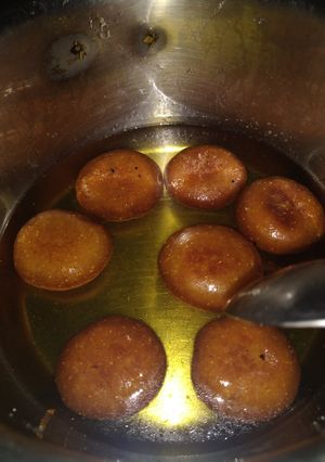ब्रेड गुलाब जामुन (Bread Gulab jamun recipe in Hindi) रेसिपी मुख्य फोटो