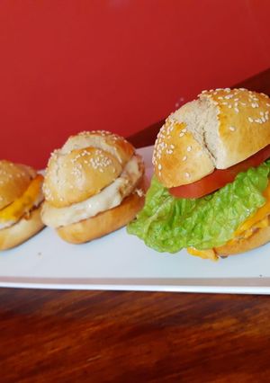 Una foto de Hamburguesa de pollo con pan casero