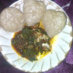 A picture of Alkubus na fulawa with vegetable stew and fish.