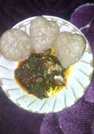 A picture of Alkubus na fulawa with vegetable stew and fish.