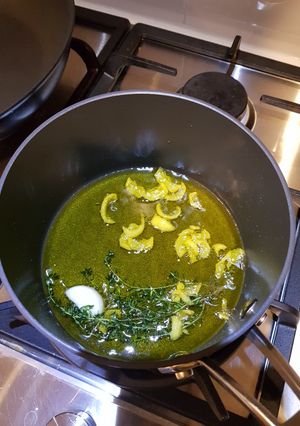รูปของ Infused olive oil with lemon, thyme and garlic