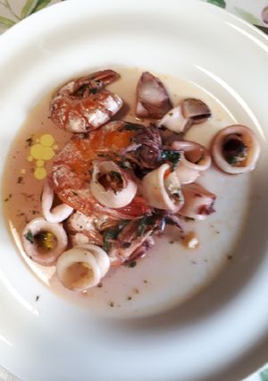 Foto di Spadellata con gamberoni e calamari al prezzemolo
