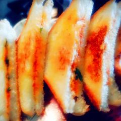 A picture of Cheezy garlic bread.