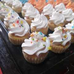 Una foto de Cupcakes de vainilla 😋