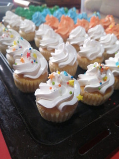 Una foto de Cupcakes de vainilla 😋