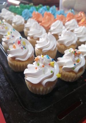 Una foto de Cupcakes de vainilla 😋