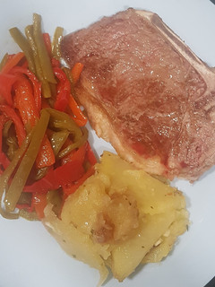 Una foto de Entrecote con patatas y pimientos