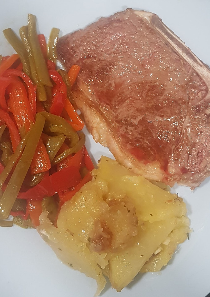 Una foto de Entrecote con patatas y pimientos