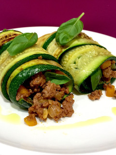 Una foto de Canelones de calabacín rellenos de ternera y verduritas