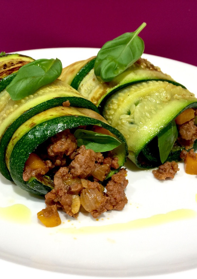 Una foto de Canelones de calabacín rellenos de ternera y verduritas