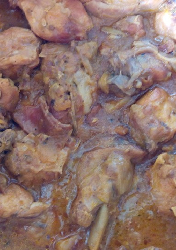 Una foto de Conejo con tomate y mostaza