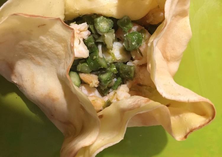 Recetta di Fatto in casa super veloce Fiore di crêpes con mazzancolle e asparagi