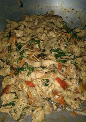 รูปของ ผัดกะเพราไก่หนังกรอบใส่ปูอัด