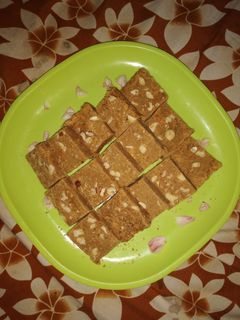 बेसन की बर्फी (Besan ki barfi recipe in hindi) रेसिपी मुख्य फोटो