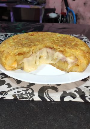 Una foto de Tortilla rellena de jamón y queso ✨