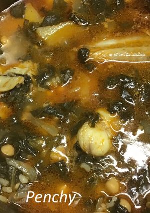 Una foto de Potajillo de rape, garbanzos, y espinacas con arroz