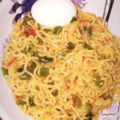 A picture of Dry Indomie with egg.