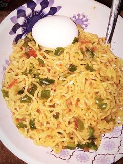 A picture of Dry Indomie with egg.