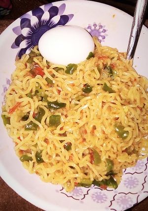 A picture of Dry Indomie with egg.