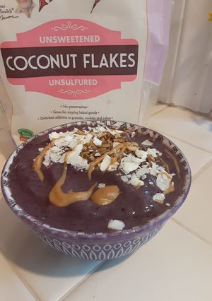 A picture of Fruity tropical smoothie bowl.