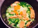 Canh xúc xích gà, lơ xanh