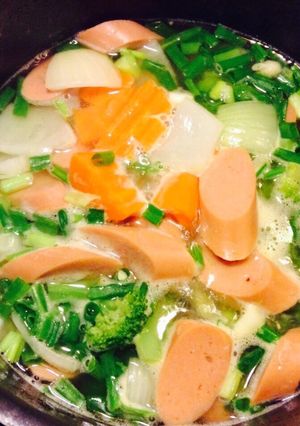 Hình của món Canh xúc xích gà, lơ xanh.