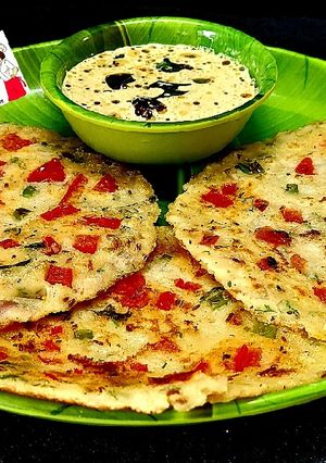 A picture of टोमेटो अनियन रवा उत्तपम (tomato onion rava uttapam recipe in Hindi).