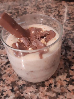 Una foto de Postre de galletas y chocolate blanco