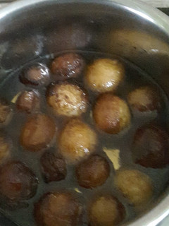 सूजी के गुलाब जामुन (suji ke gulab jamun recipe in Hindi) रेसिपी मुख्य फोटो