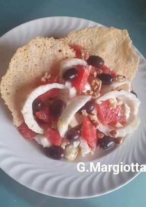 Foto di Insalata di finocchi, cialda di parmigiano, con pompelmo rosa, olive e noci