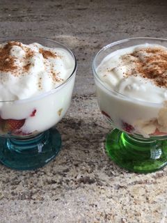 Una foto de Postre casero de yogur, fresas y plátano
