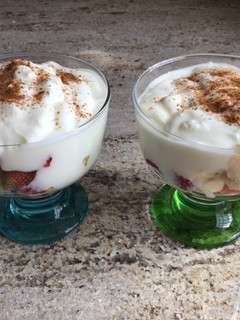 Foto principal de Postre casero de yogur, fresas y plátano
