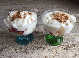 Foto principal de Postre casero de yogur, fresas y plátano