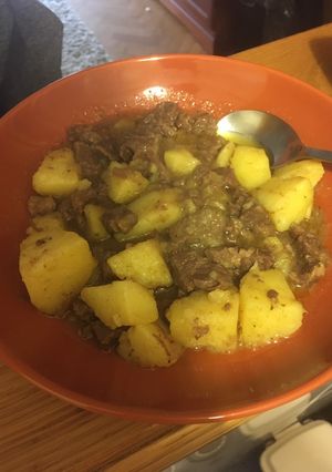 Una foto de Carne de ternera estofada con patatas (en olla exprés)
