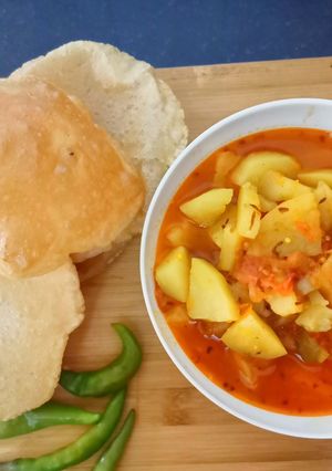 आलू सब्जी और पुड़ी (aloo sabzi aur poori recipe in Hindi) रेसिपी मुख्य फोटो