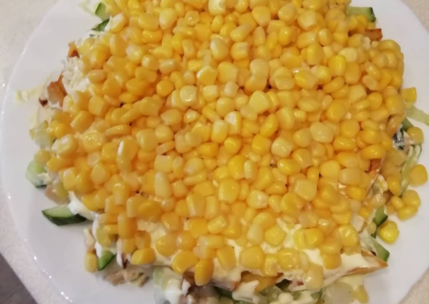 Консервированная кукуруза салаты рецепты с фото. Салат с кукурузой. Салат из кукурузы консервированной. Легкий салат из кукурузы початка. Салат сверху кукуруза украшения.