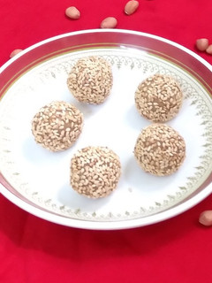 தேங்காய் வேர்கடலை லட்டு (Thenkaai verkadalai laddo recipe in tamil) செய்முறை முக்கிய புகைப்படம்