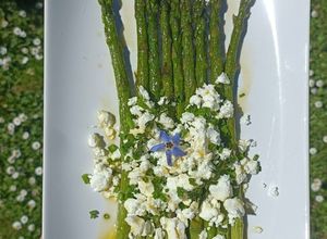 Une photo de 🌿Asperges rôties feta thym romarin