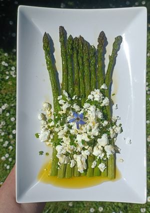 Une photo de 🌿Asperges rôties feta thym romarin