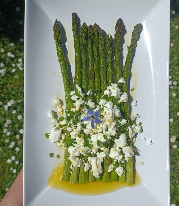 Une photo de 🌿Asperges rôties feta thym romarin