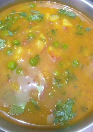 A picture of Aaloo mater Curry.