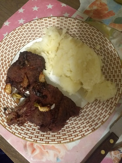 Una foto de Carne al horno con puré de papas