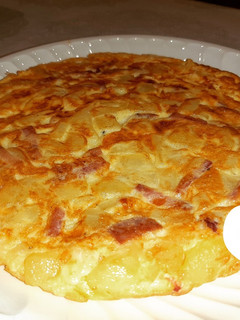 Una foto de Tortilla de patatas con bacon y queso