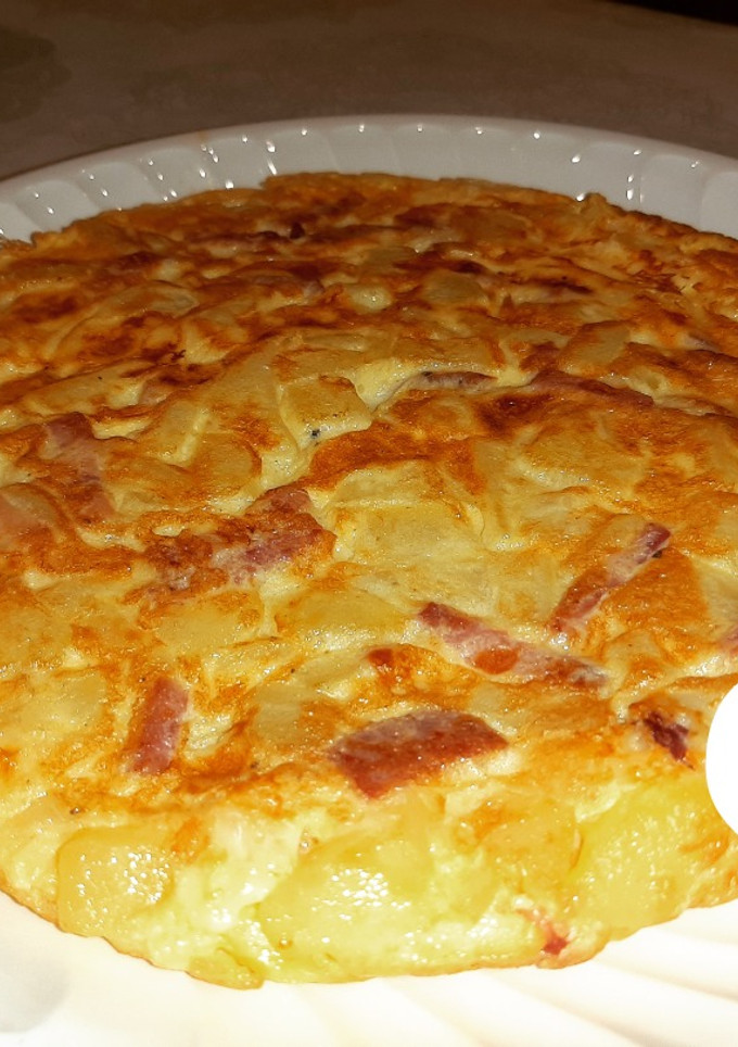 Una foto de Tortilla de patatas con bacon y queso