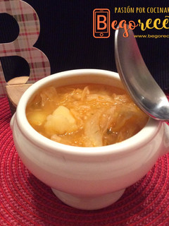 Una foto de Sopa armenia de repollo y patatas
