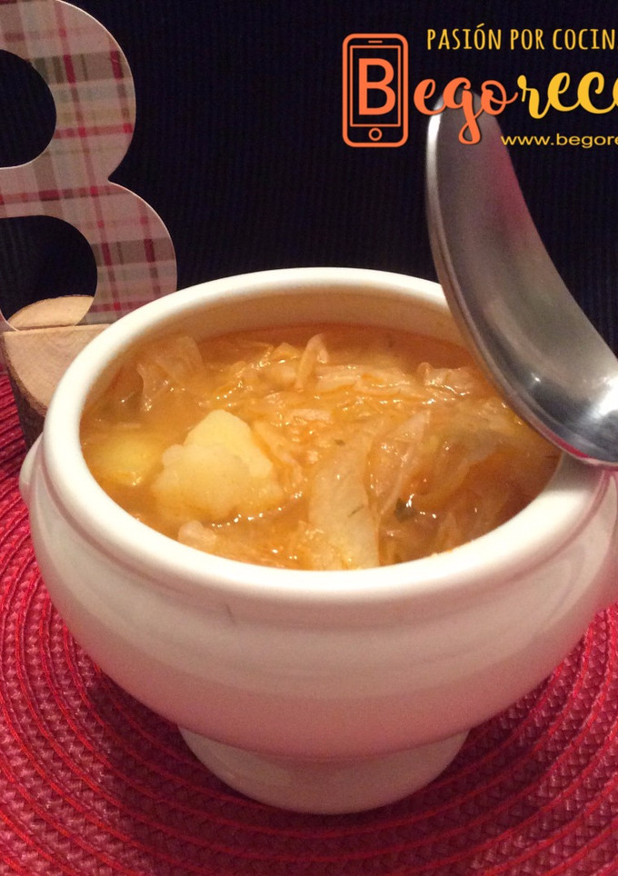 Una foto de Sopa armenia de repollo y patatas